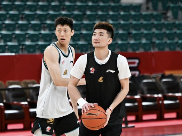 九游体育app下在-背水一战迎来复出？孙铭徽现身浙江广厦G2赛前踩场训练